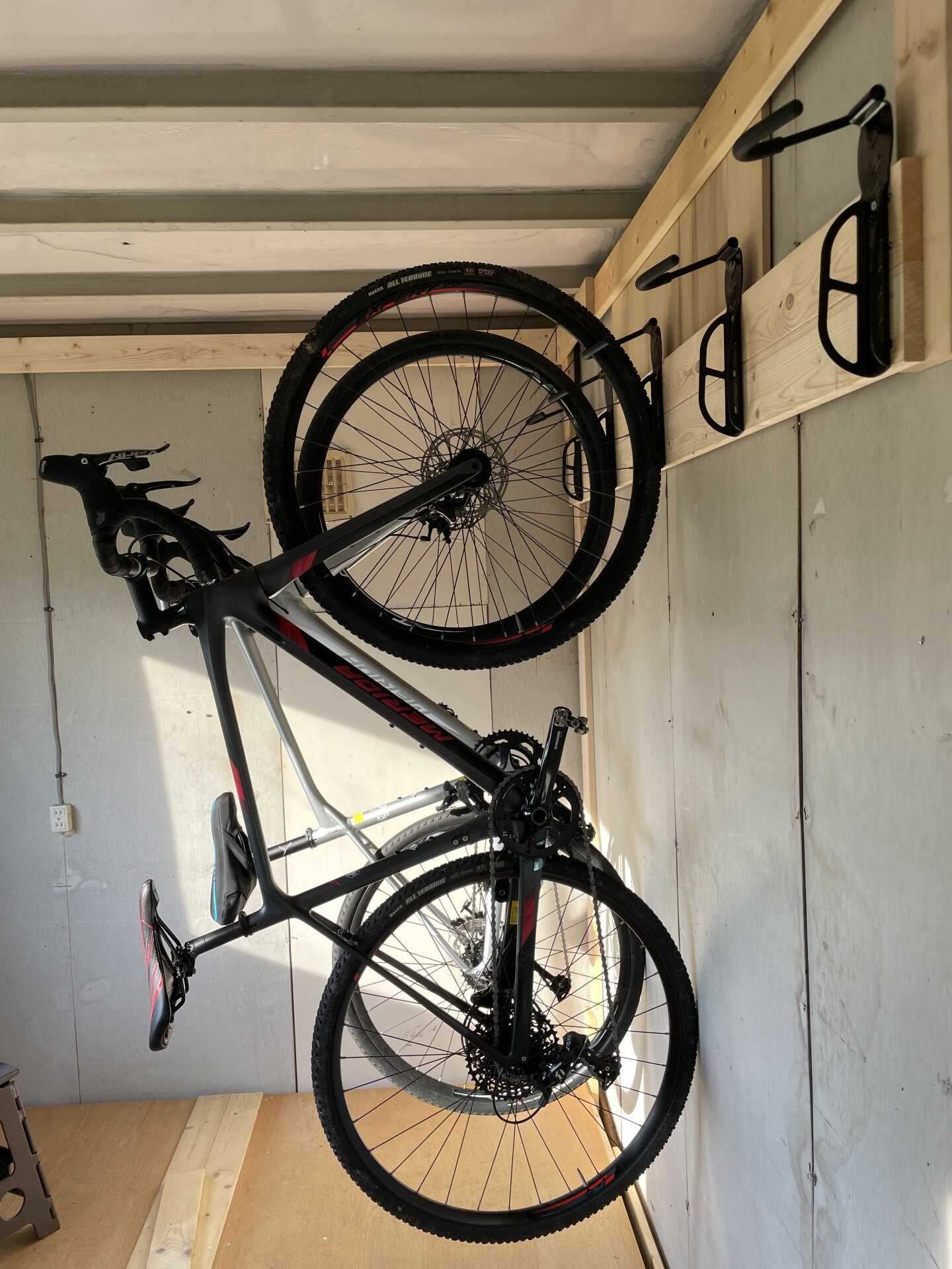 自転車を壁掛けできるようにした。